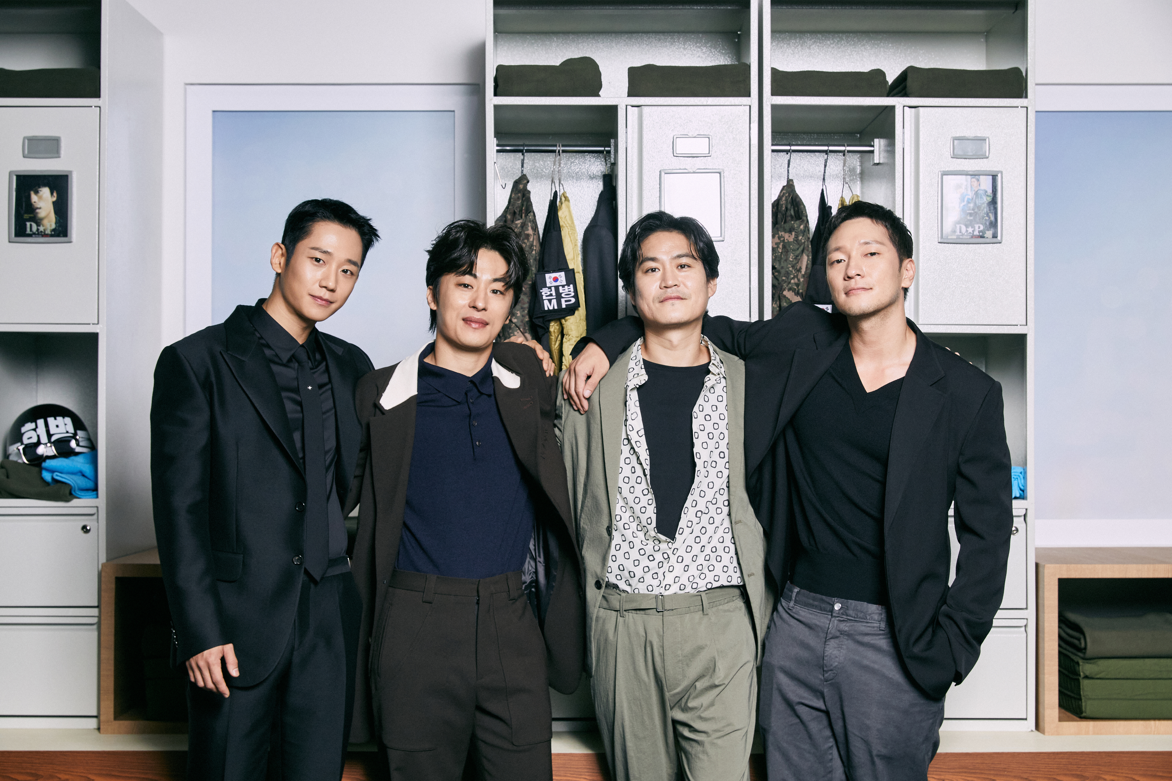 Netflix將劇中軍隊寢室裝備在記者會場真實重現，讓演員們感覺像重新拍戲的感覺。左起丁海寅、具教煥、金成昀、孫錫求。 （Netflix提供）