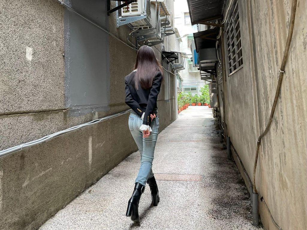 柯佳嬿下身搭配合身丹寧長褲，微翹的臀型顯得她身材姣好。