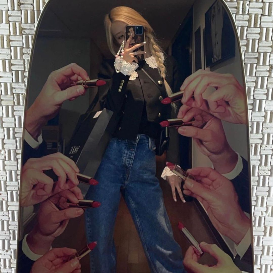 ROSÉ在獵裝外套裡多加了黑色內搭，並把外套打開，搭配較為寬鬆的丹寧長褲，展現帥氣。