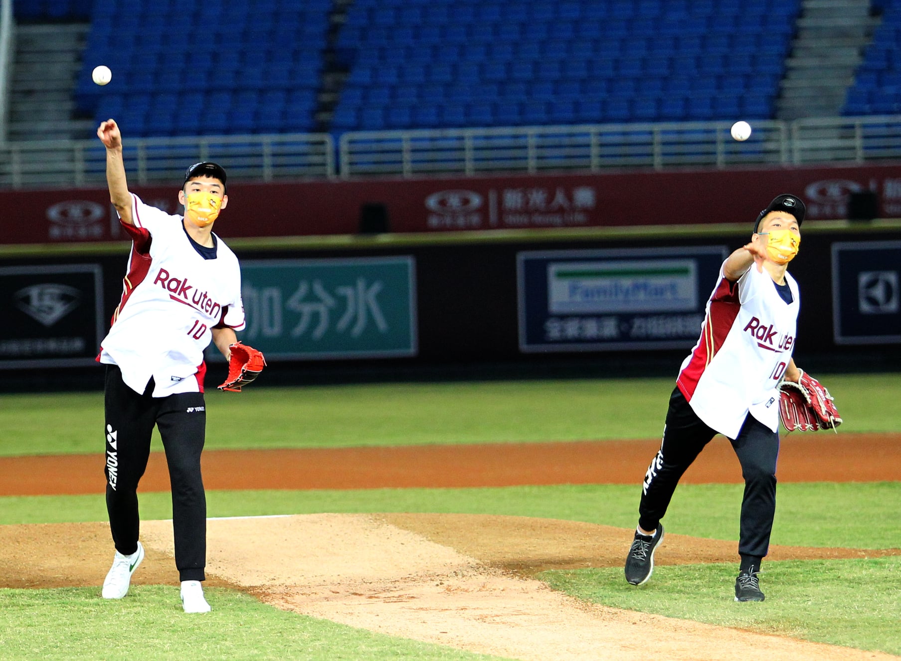 王齊麟、李洋昨日受邀擔任樂天桃猿開球貴賓，兩人都透露沒有想要離隊的想法。（翻攝自樂天桃猿臉書粉專）