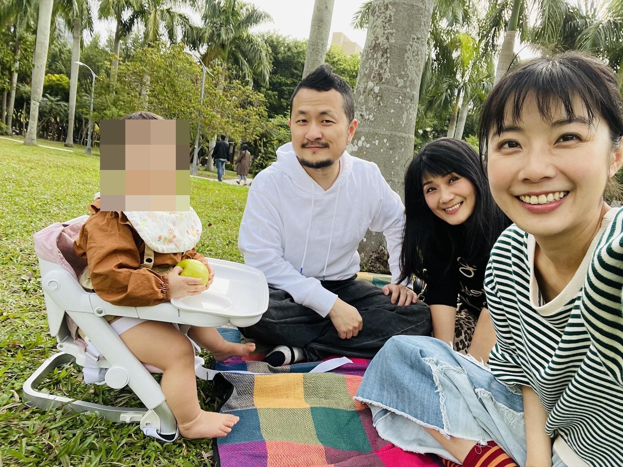 九把刀與老婆一家人感情相當好，岳母（右2）的過世也讓九把刀傷心不已。（翻攝自九把刀臉書）