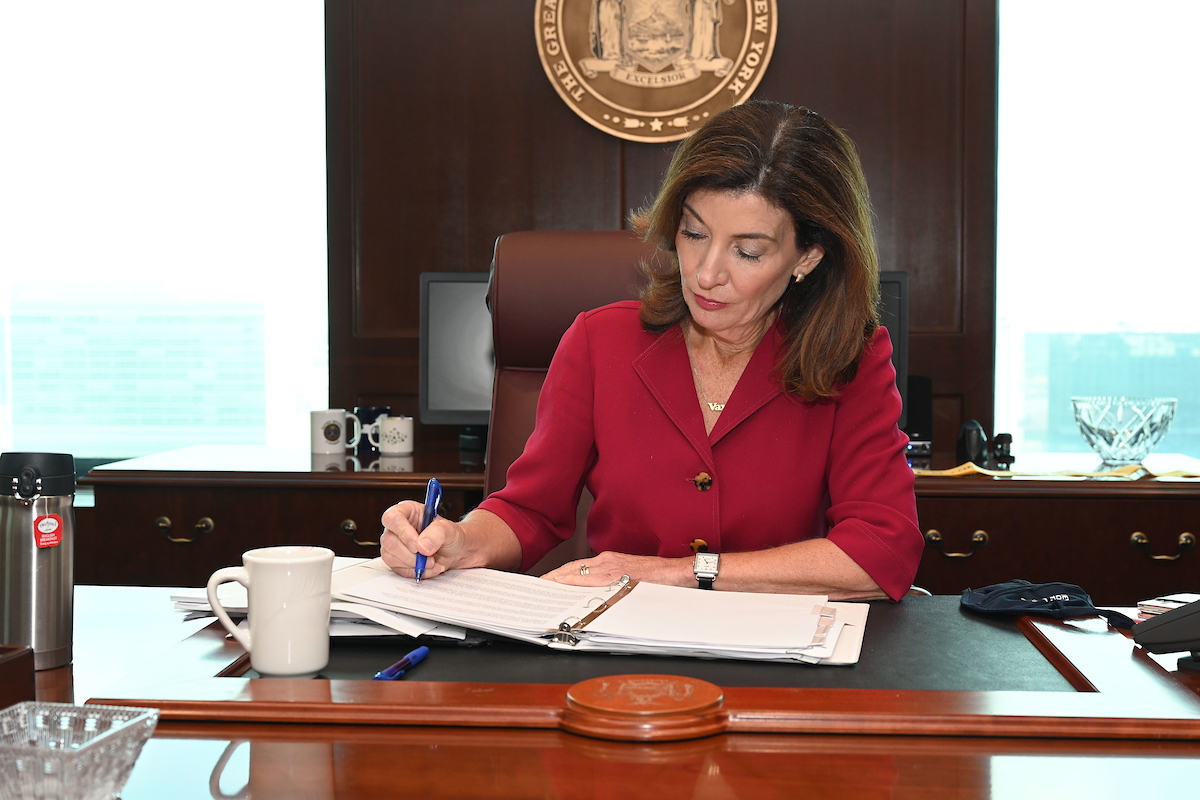 新上任的紐約州長霍楚宣布,補登未登錄的1.2萬新冠肺炎死亡病例。(翻攝自Kathy Hochul推特)