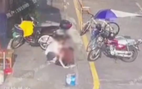 大陸廣東順德近日傳出有男子光天化日下隨機抓女子壓制在地試圖性侵。（翻攝自微博）