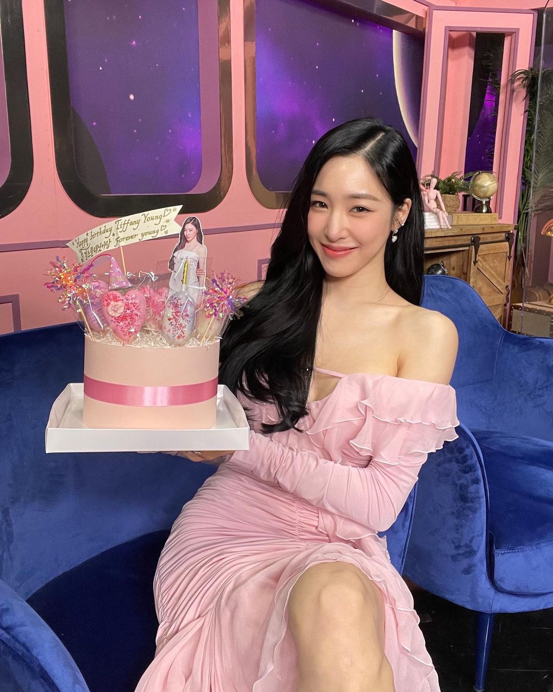 Tiffany將領口拉下至肩膀，讓自己微露香肩，展現小女人嫵媚。（藍鐘提供）