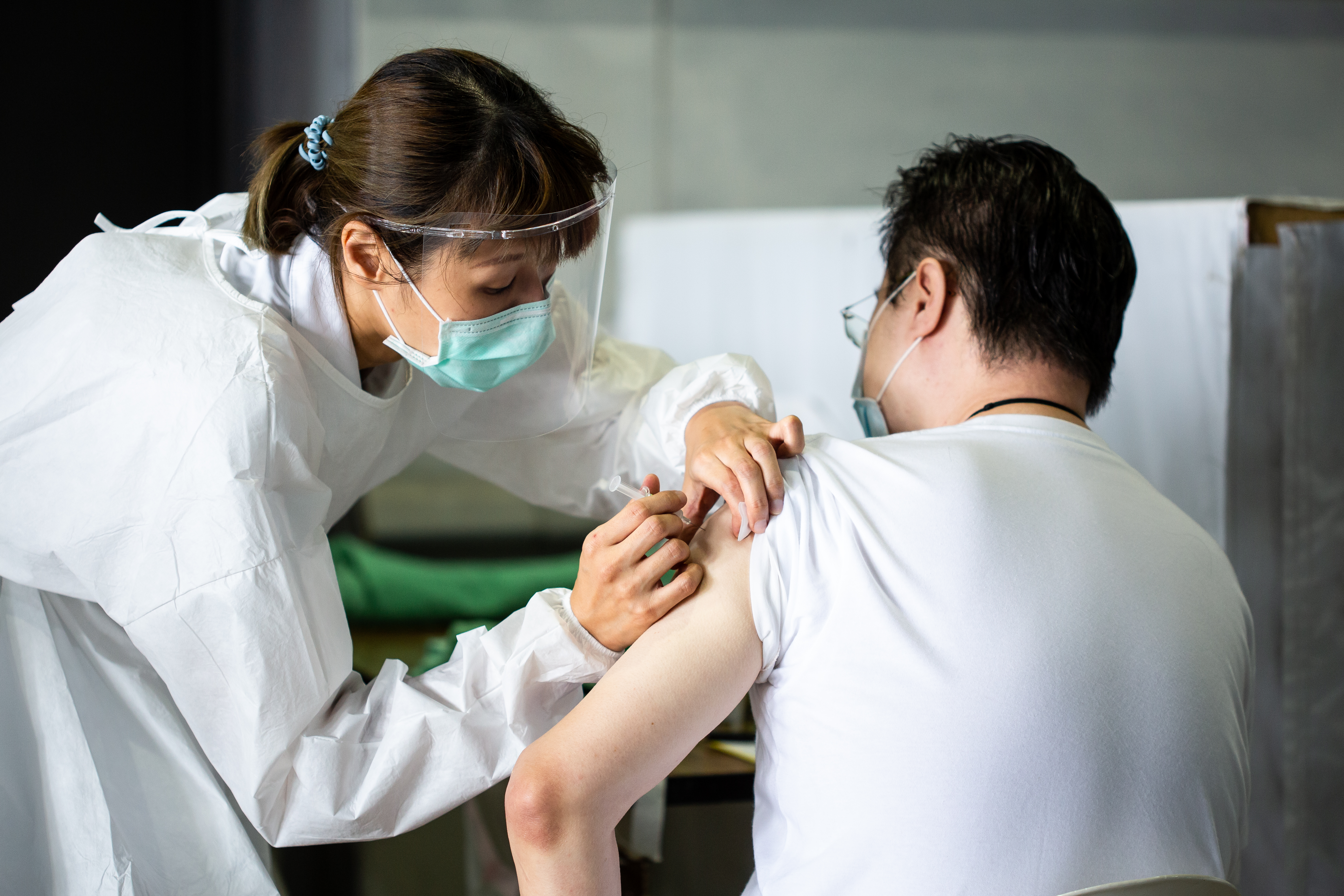 國產疫苗高端，23日開打。截至今日出現4例接種後死亡，不過相關死因是否和疫苗有關仍有待釐清。（本刊資料照）