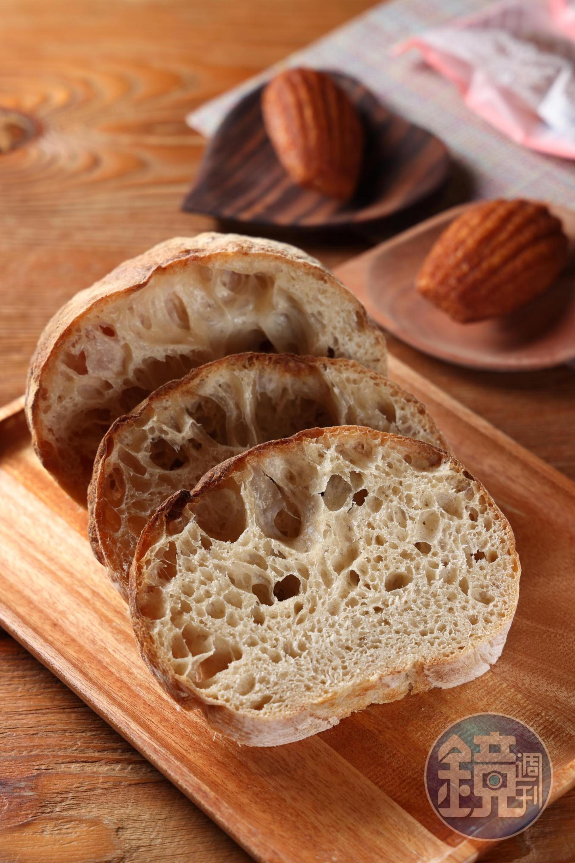 隨箱附上手工麵包（前）、甜點馬德蓮（後）。