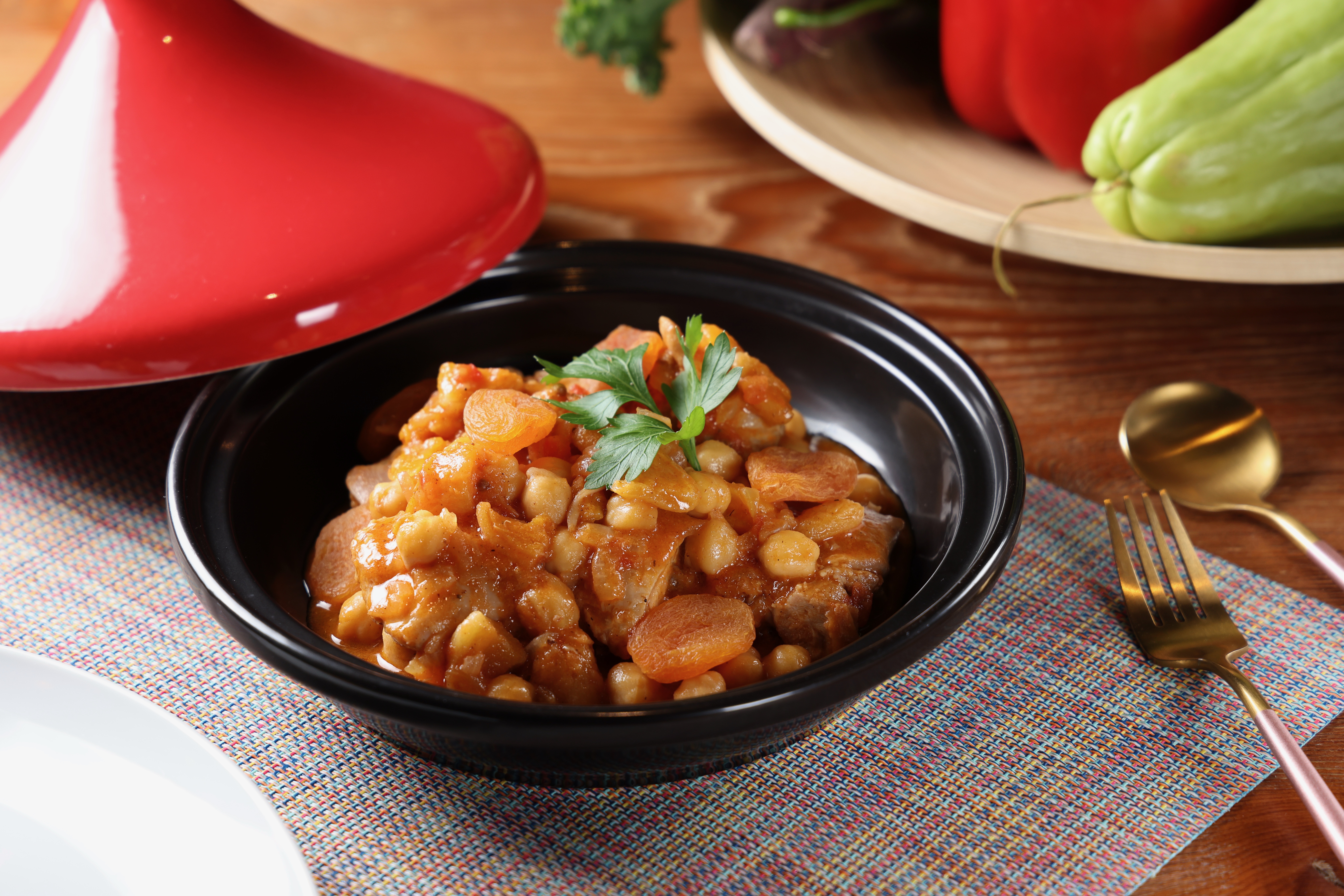 「摩洛哥杏桃燉雞」燉得軟嫩，還吃得到杏桃果乾，滋味酸甜。