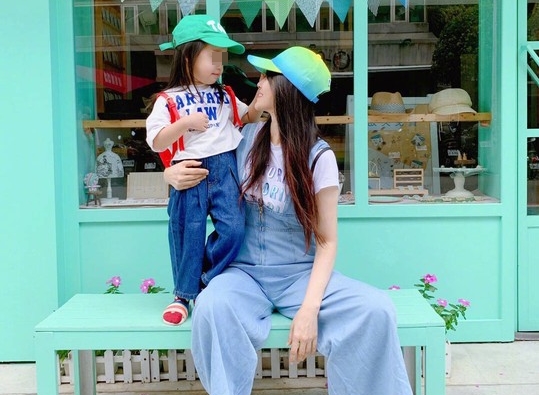 伊能靜現在的重心大多在大陸工作和照顧女兒。(翻攝自伊能靜微博)