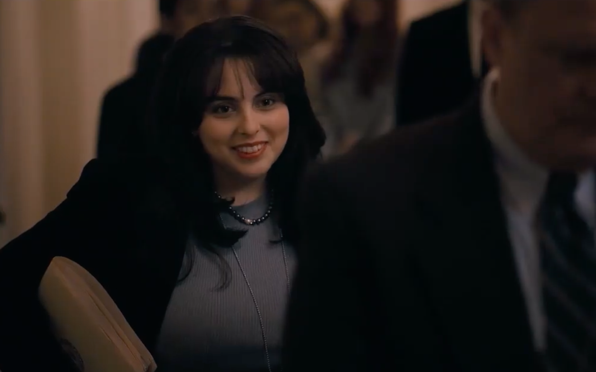 比妮費爾德斯飾演當年22歲,捲入柯林頓緋聞案白宮實習生的陸恩斯基。(翻攝自American Crime Story官方Instagram)