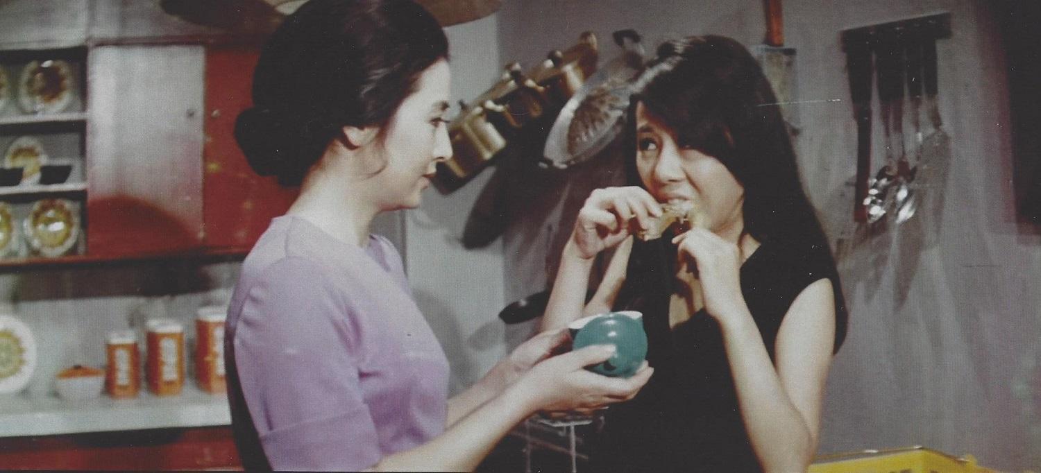 50年前首次拍戲的尹汝貞（右），以《火女》一片震驚影壇，榮獲青龍獎最佳女主角。（台北電影節提供）