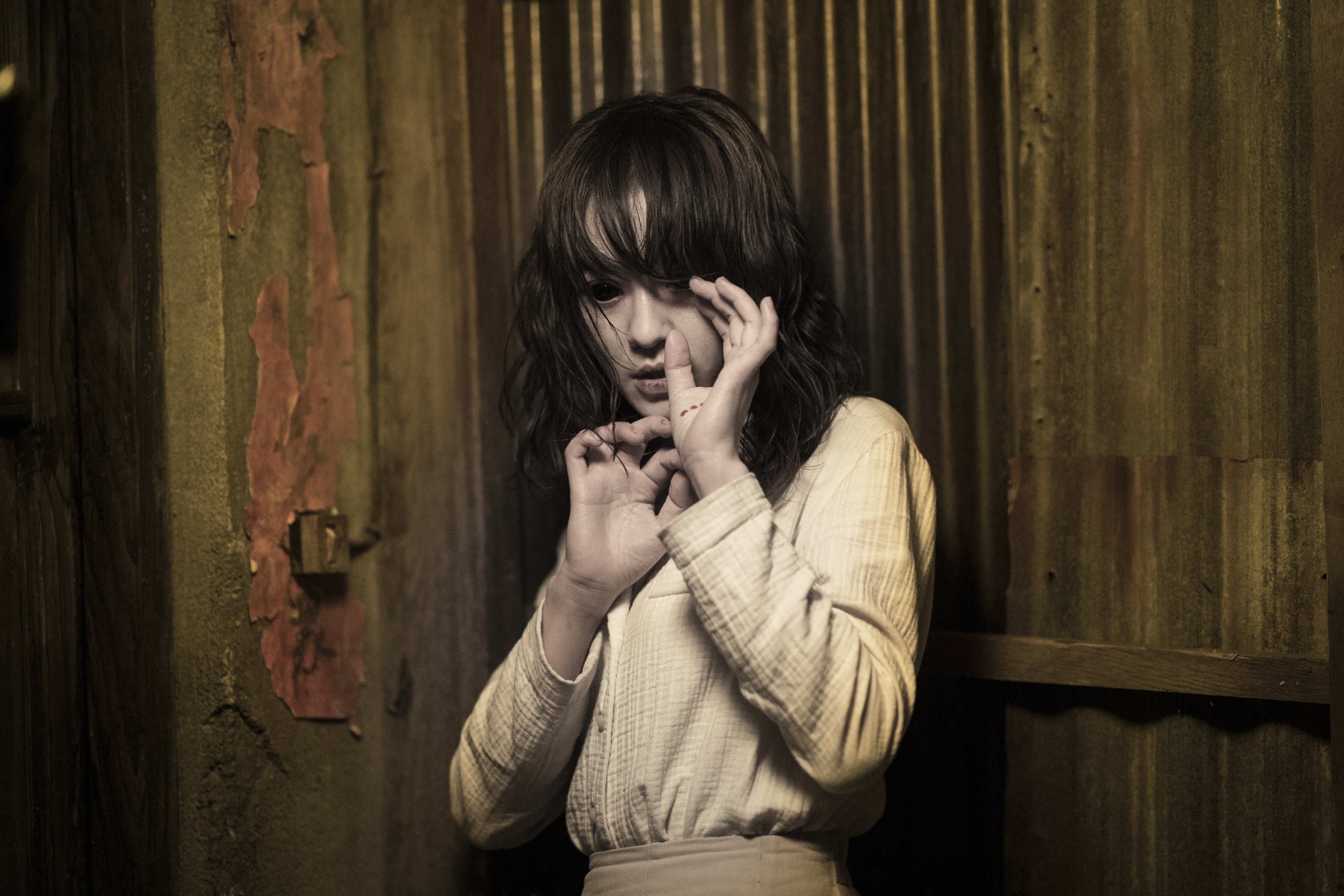 陳意涵力挺老公，特別在他執導的電影《詭扯》演出「謎樣女鬼」。（良人行影業）