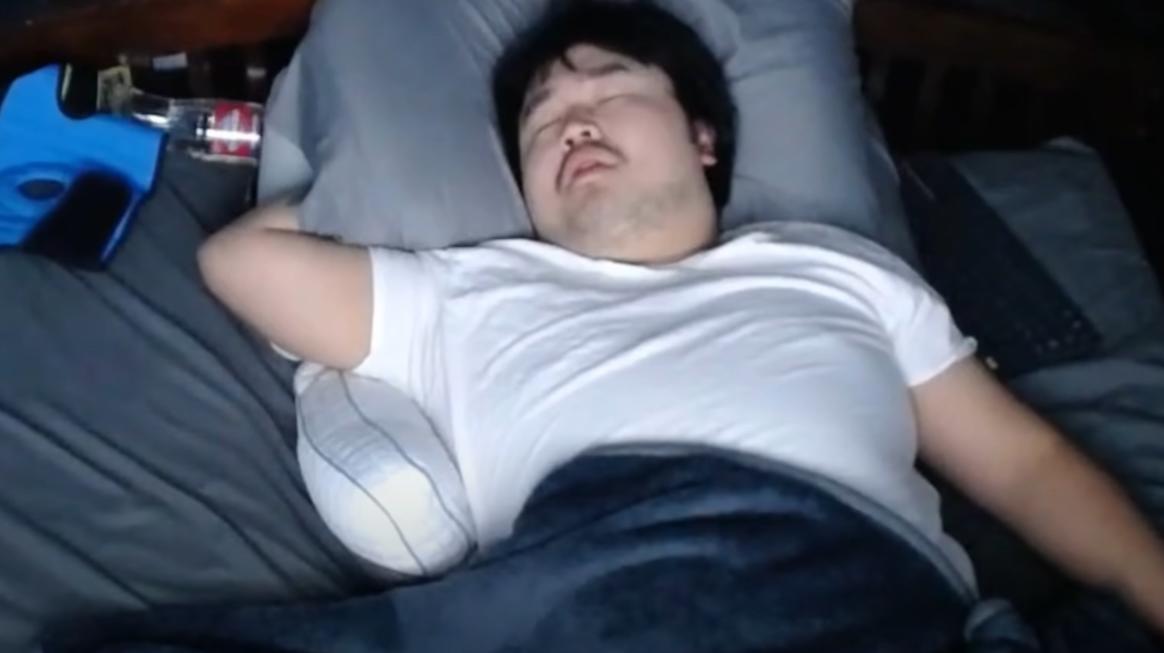 美國網紅Asian Andy靠「睡播」，一夜賺進16000美元（約新台幣44萬元）。（翻攝Asian Andy的YouTube）