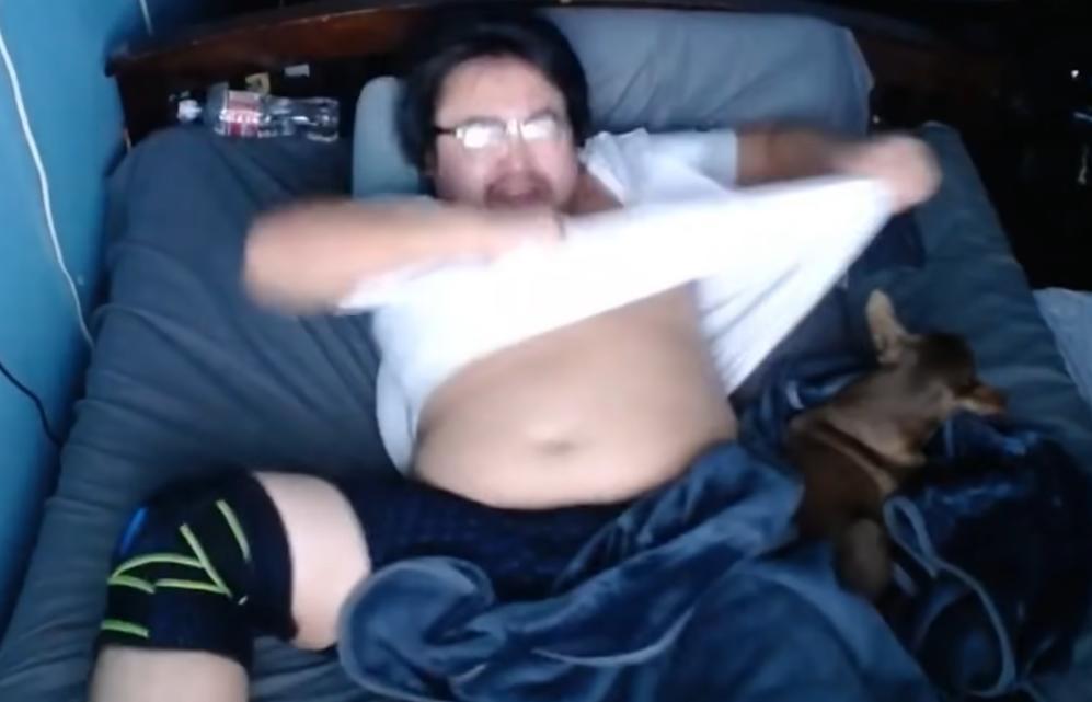 看到粉絲斗內的金額後，Asian Andy開心得把衣服撕破。（翻攝Asian Andy的YouTube）