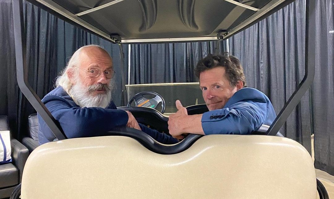 現年60歲的主角米高福克斯（右）和「布朗博士」再度驚喜同台。（翻攝Michael J. Fox IG）