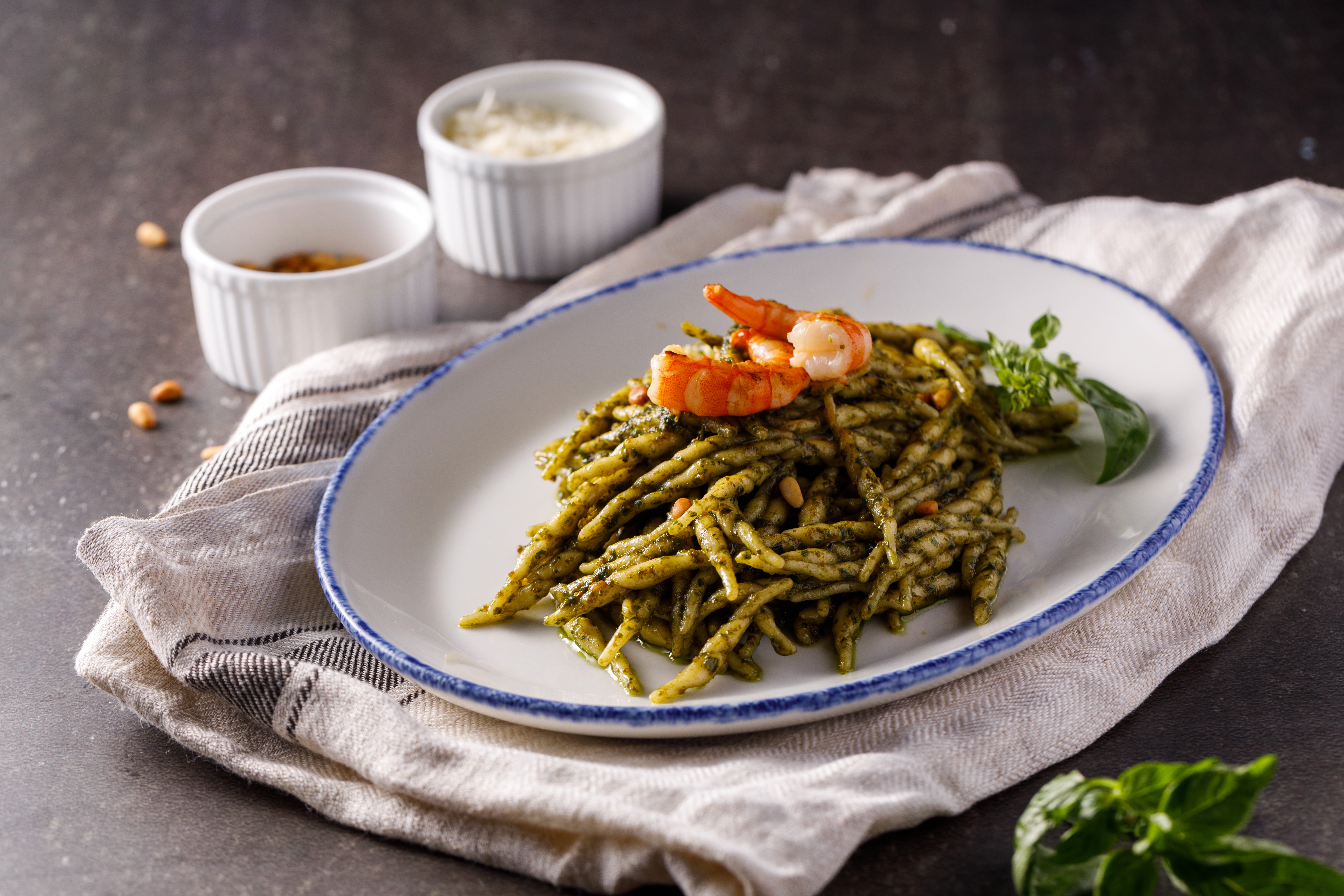 「簡配版自由式佐青醬義大利特飛麵」麵體彈牙，青醬氣味悠長。（1,080元／組，6人份，無附鮮蝦、松子及新鮮羅勒）
