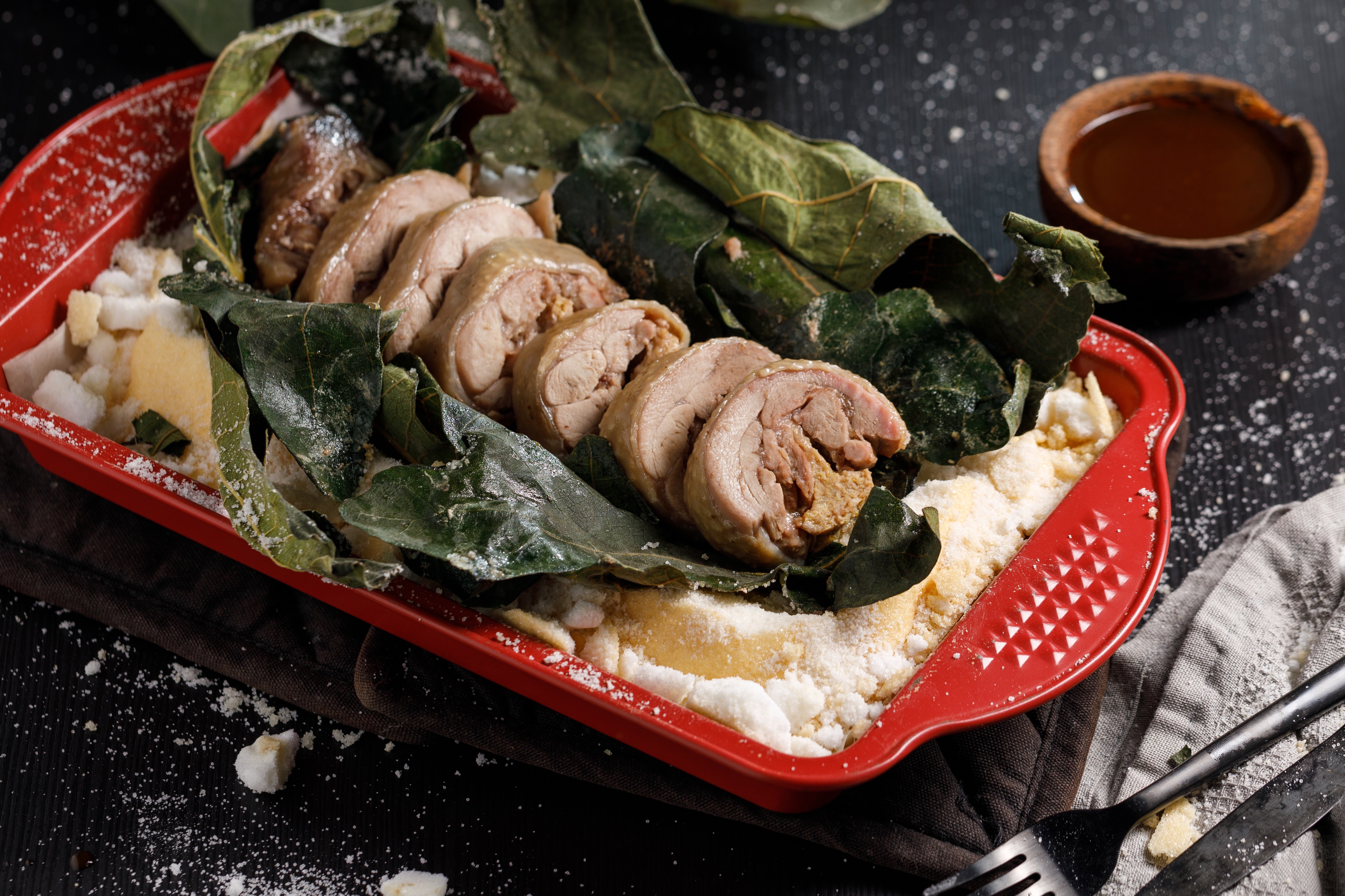 「香色那可那可雞」煙燻香氣飽滿，中心肉泥帶來鹹味。（780元／箱，2人份）