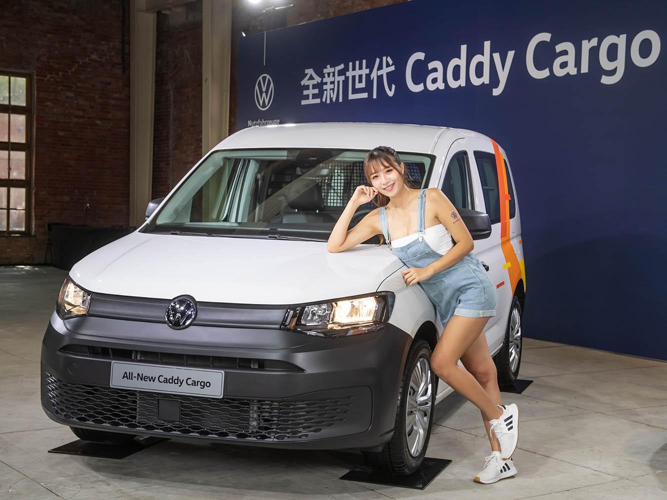 全新Caddy Cargo在車頭換上了近年來福斯汽車的設計元素。