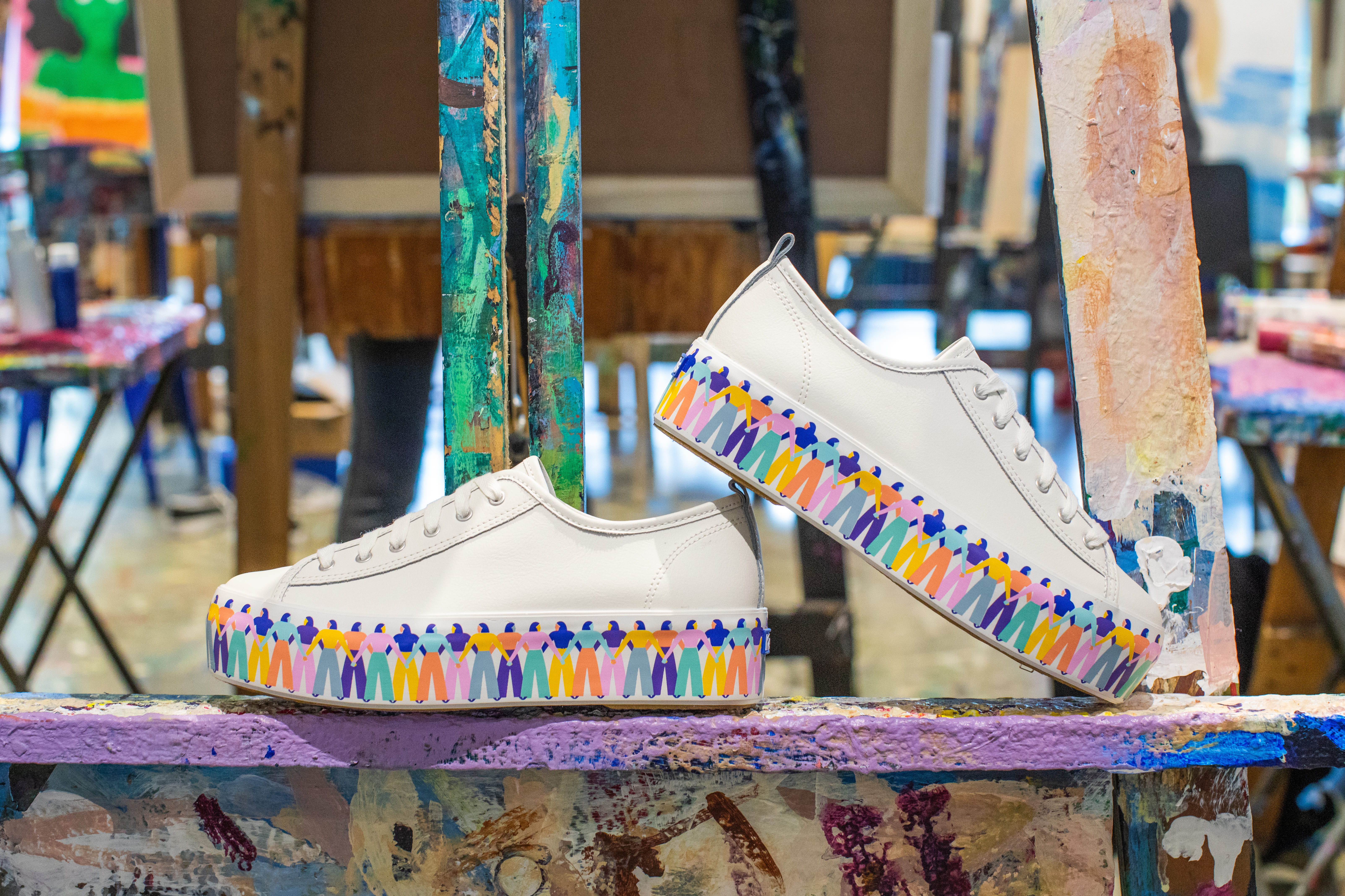 Keds在美國婦女平權日，攜手設計師Elizabeth Olwen推出TRIPLE UP彩色女力真皮厚底鞋款，4公分厚底拉長腿部線條，側面的彩色小人兒象徵女孩們手牽手的girl power。（Keds提供）