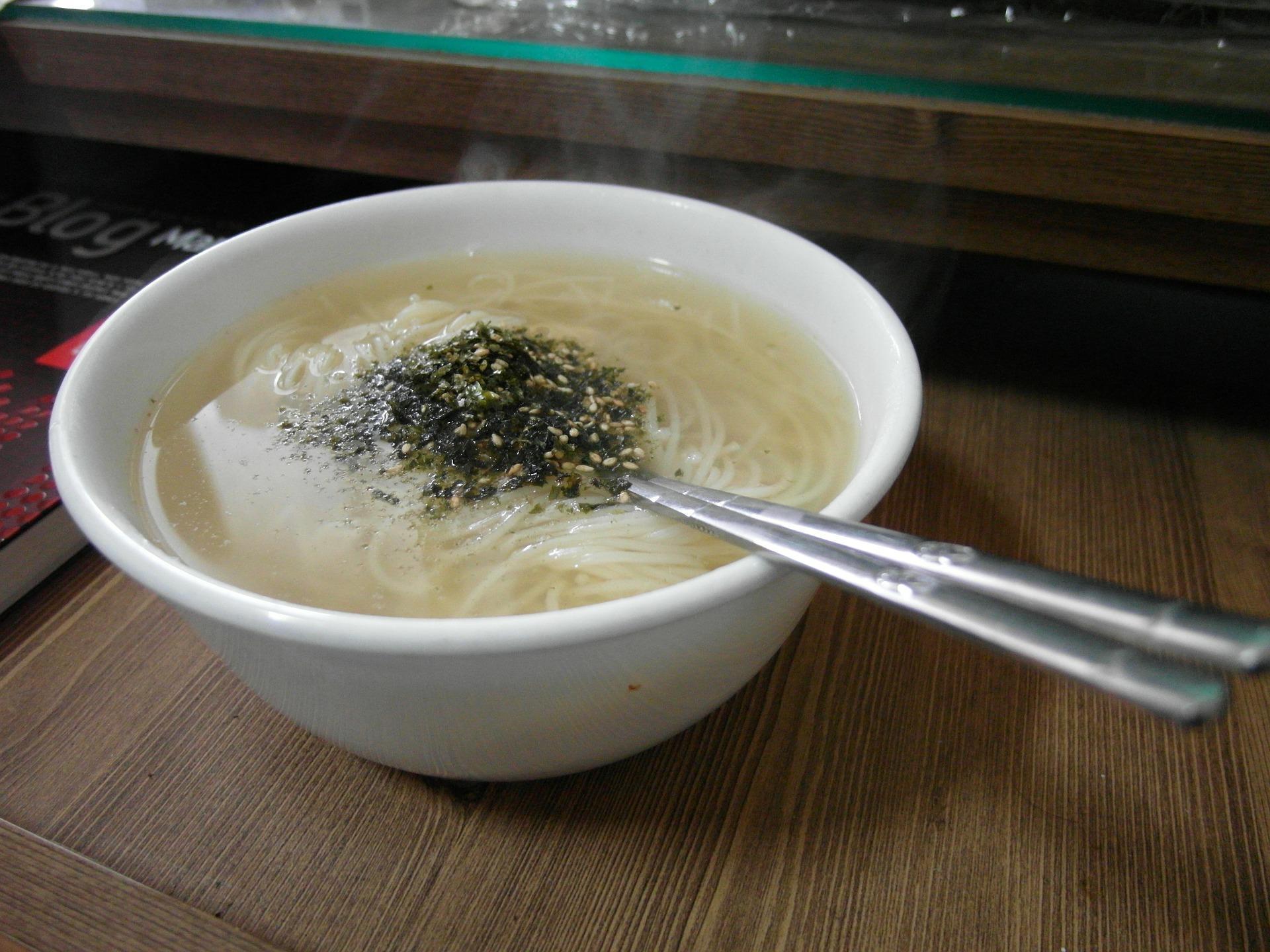 一名人夫抱怨，妻子坐月子時，因為媽媽讓她吃白水煮麵，就ㄧ直記仇到現在。（示意圖，pixabay）