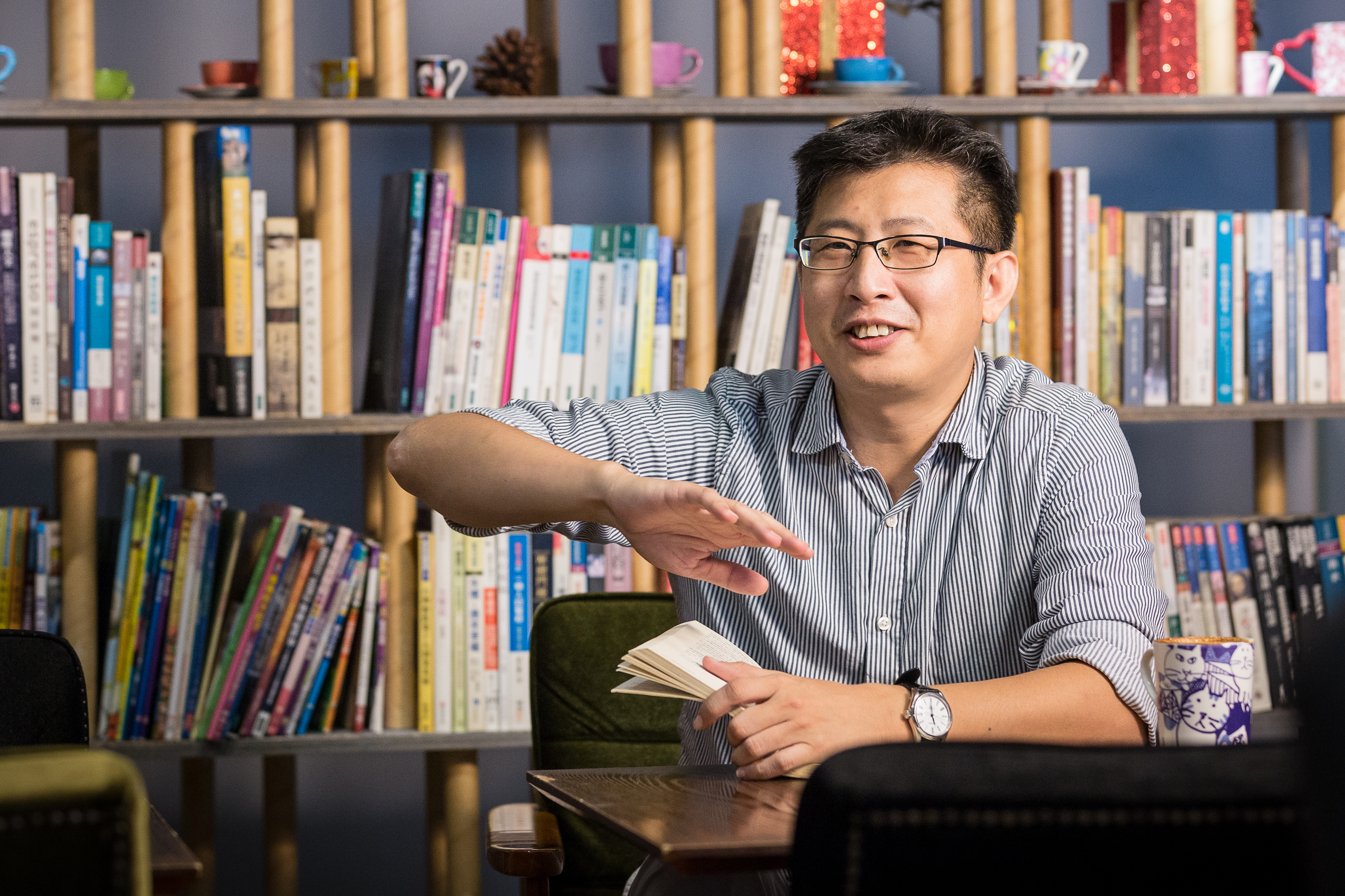 「等了好久，終於等到這顆藍燈。」投資達人股魚開心說。