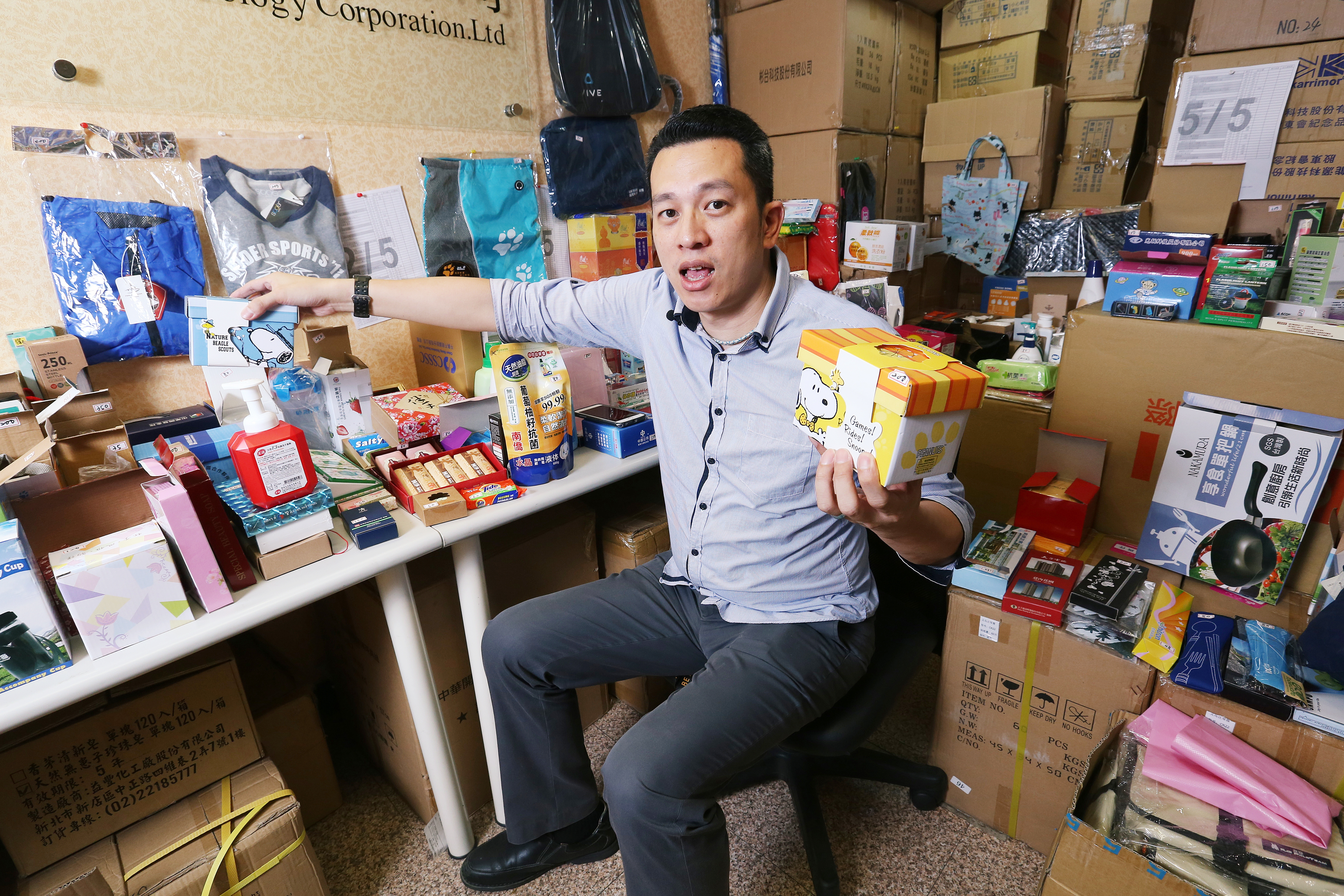 零股達人張琨琳花小錢買零股，大賺股價，順便領紀念品。