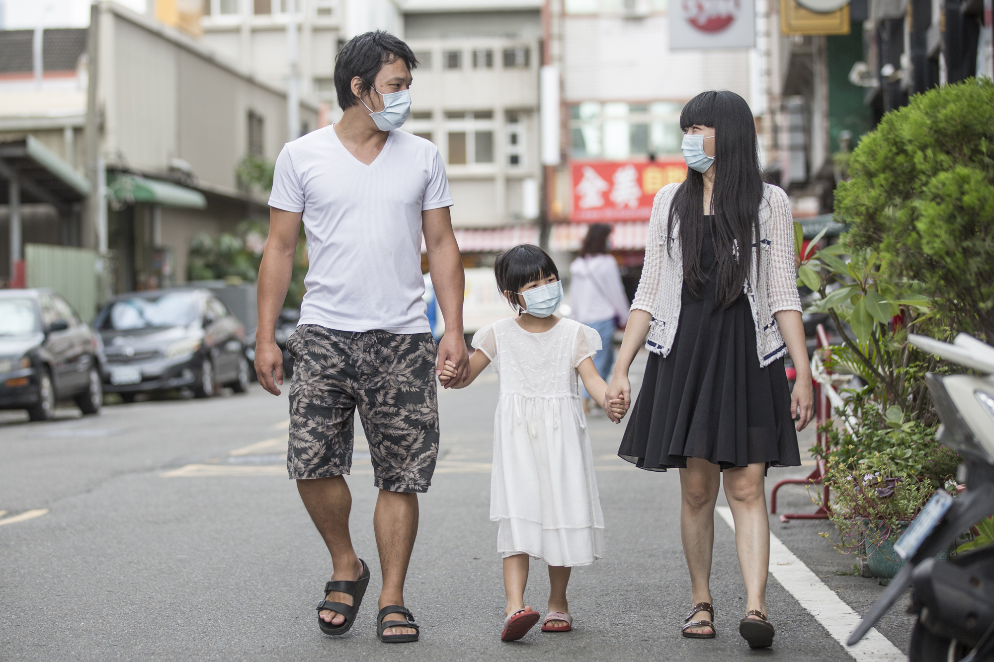 因為工作，廖心筠（右）體認到要活在當下，珍惜與丈夫、女兒相處的所有時間。