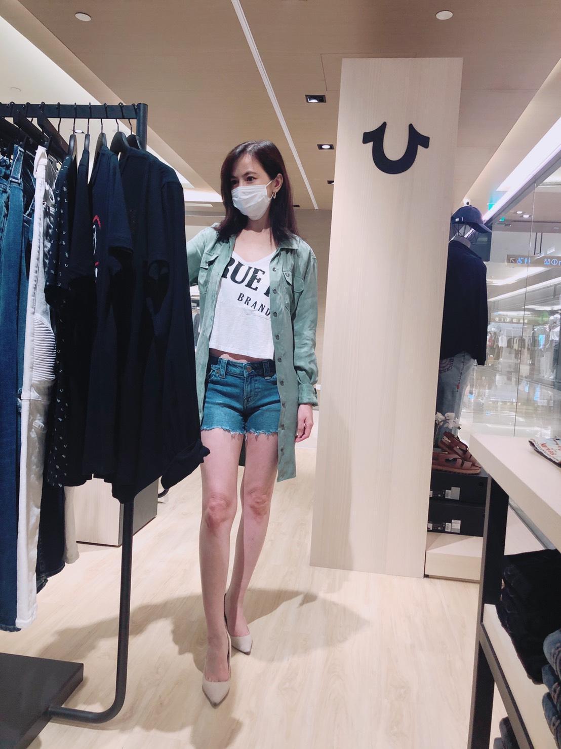 為了微風之夜一日店長活動,簡沛恩親挑戰袍,將小露螞蟻腰及美腿。(必可蜜提供)