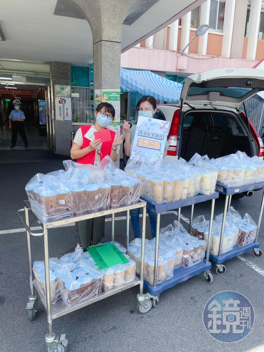 疫情緊繃期間,簡沛恩親送百杯飲料幫馬偕醫院醫護人員加油打氣。