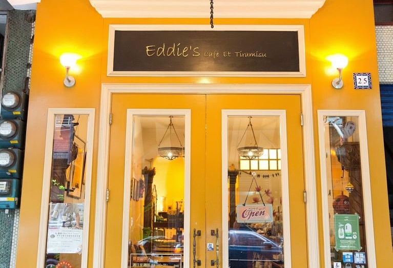 咖啡店整體設計以黃色為主體，散發著溫暖的義式風情。（Eddie's Cafe Et Tiramisu提供）