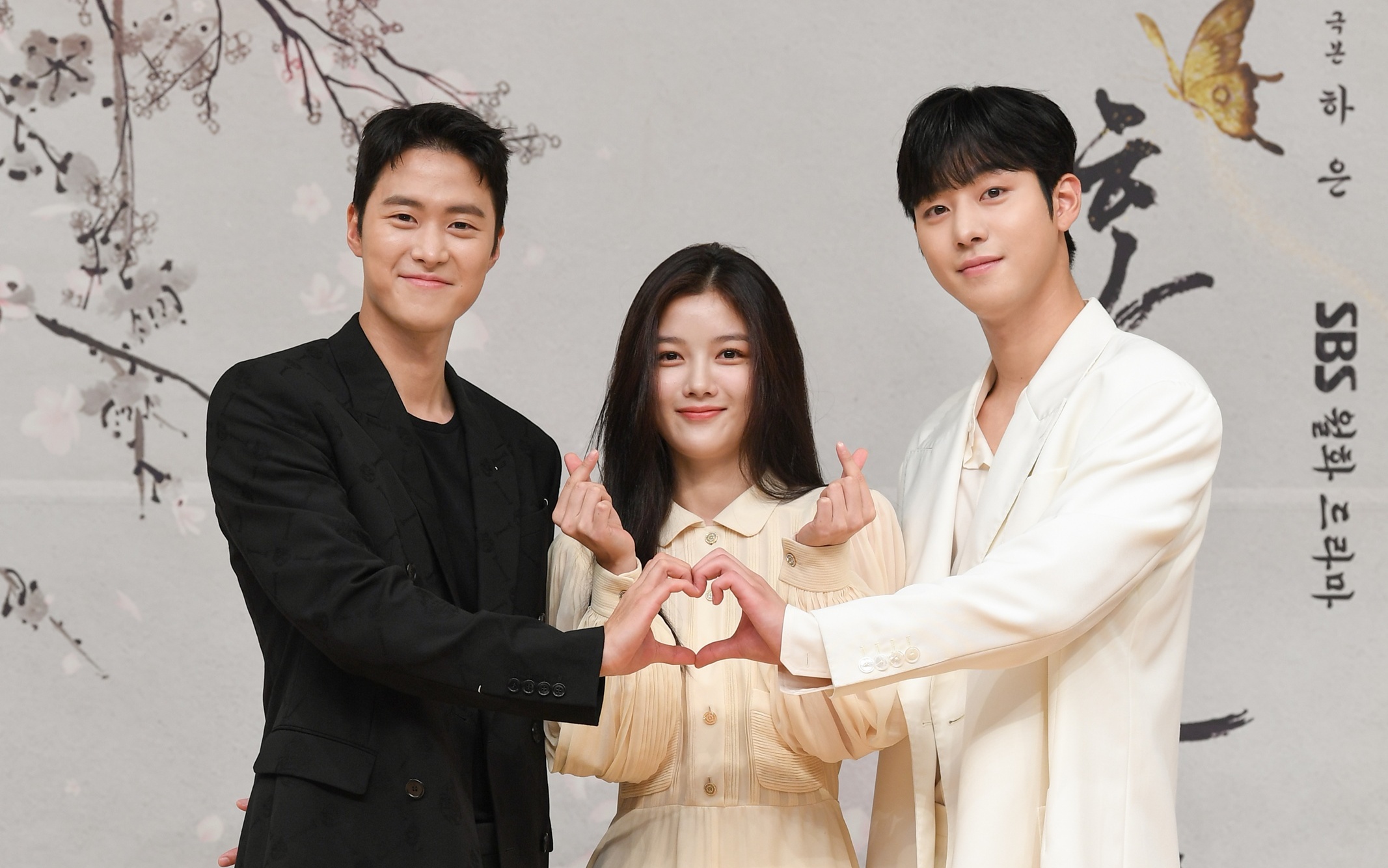 孔明與安孝燮在《紅天機》搶奪金裕貞芳心，記者會上卻開玩笑拚命成全對方。（friDay影音提供）