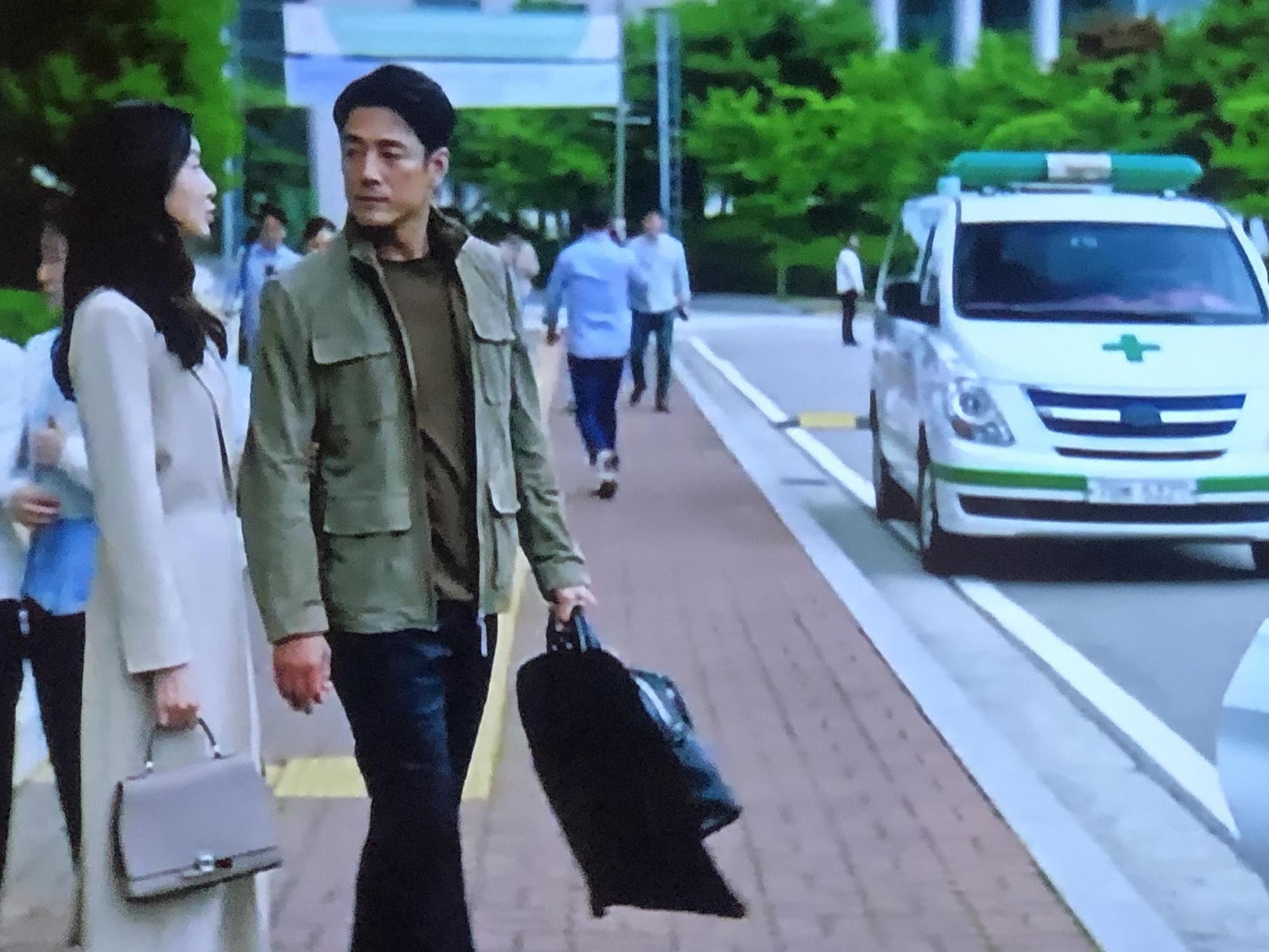 (左)韓星尹世雅在韓劇《The Road:1的悲劇》飾演出身財閥的大小姐,身上行頭講究,一場她陪池珍熙出院的橋段,手上的包款即是MOYNAT Réjane。(翻攝自網路)