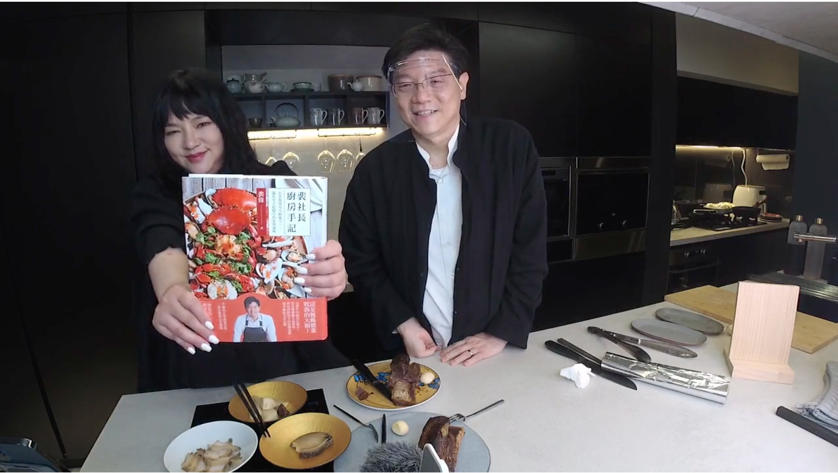 裴偉（右）登上唐綺陽（左）直播，端出傳奇料理。（翻攝自唐綺陽臉書）