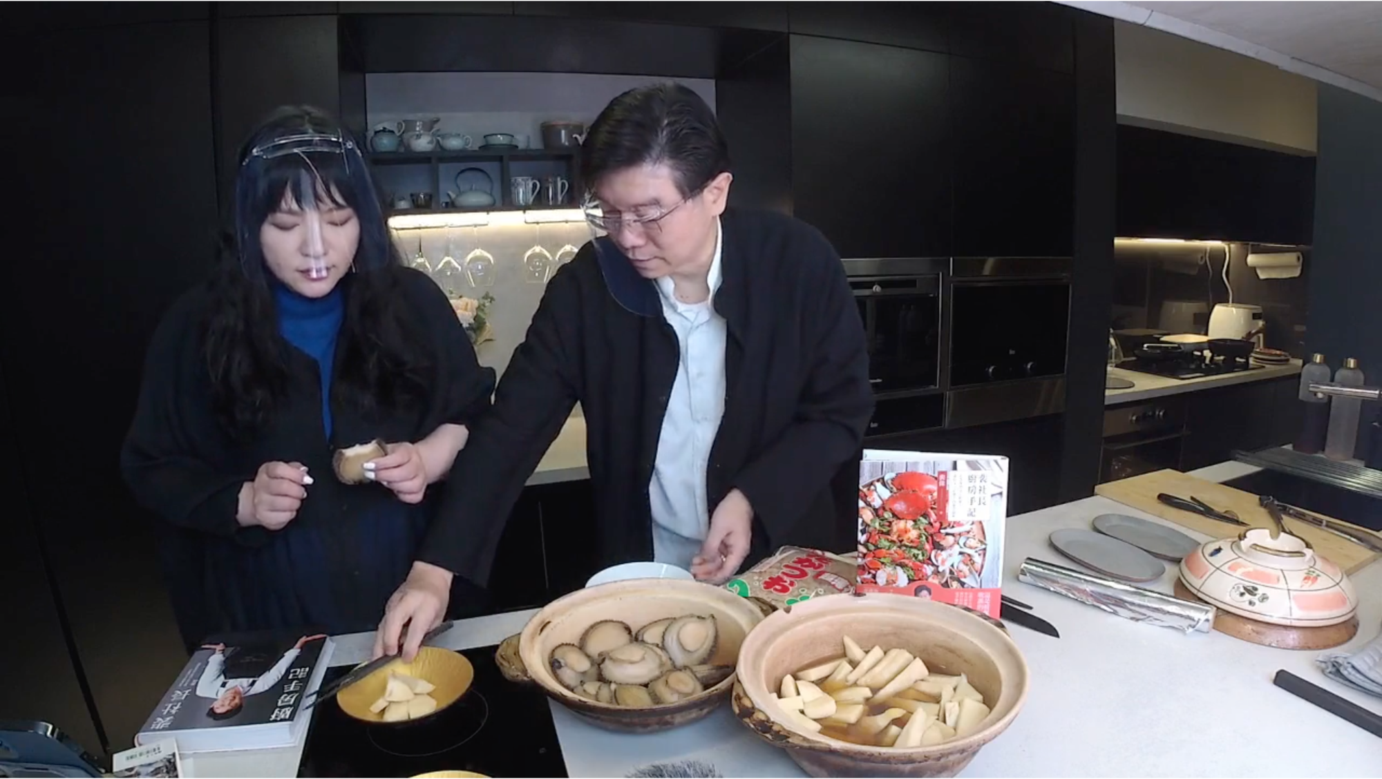 唐綺陽（左）親嘗裴偉（右）手藝，直呼太好吃。（翻攝自唐綺陽臉書）