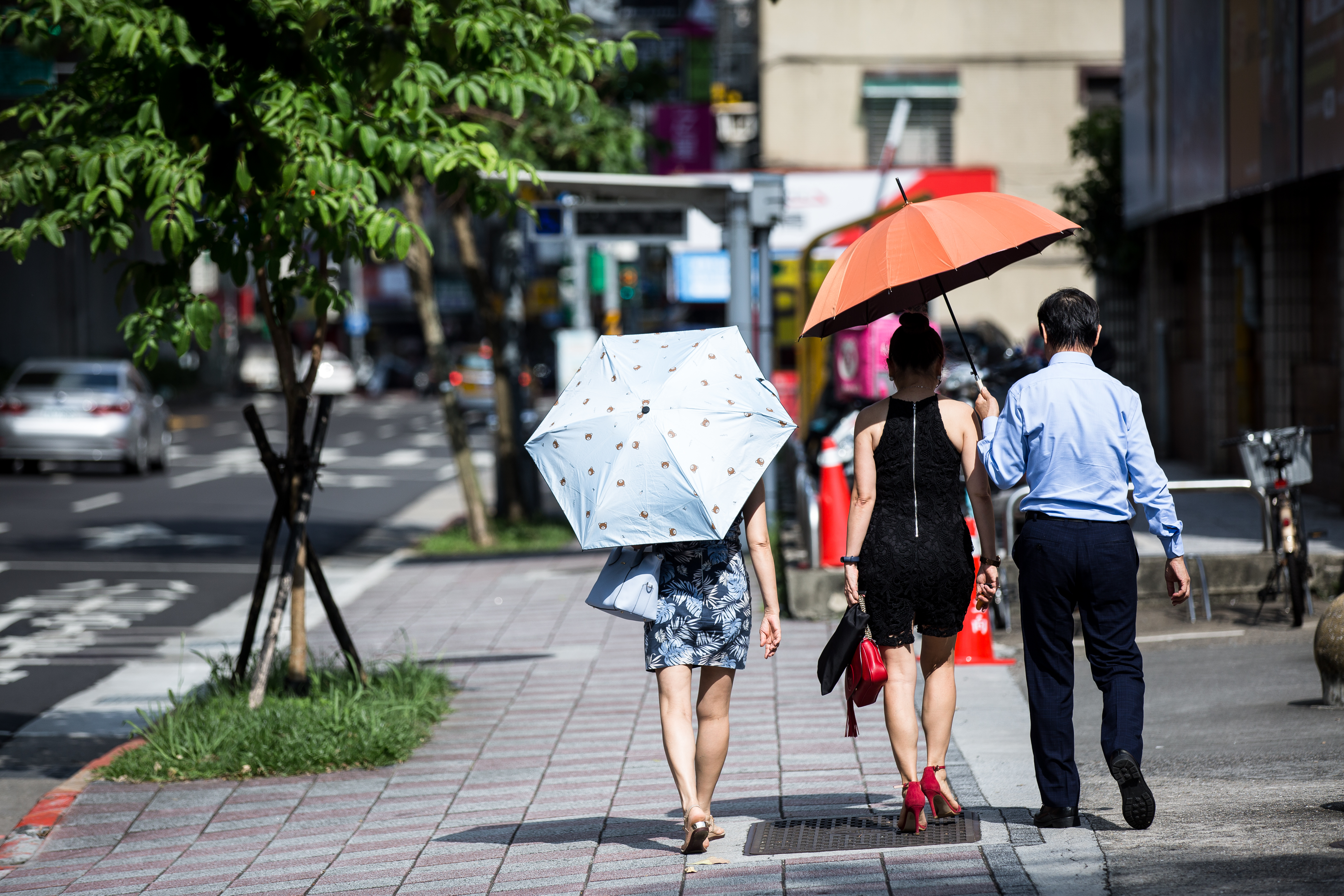 氣象局對7縣市發布高溫警報,提醒民眾外出多補充水分。(示意圖,本刊資料照)