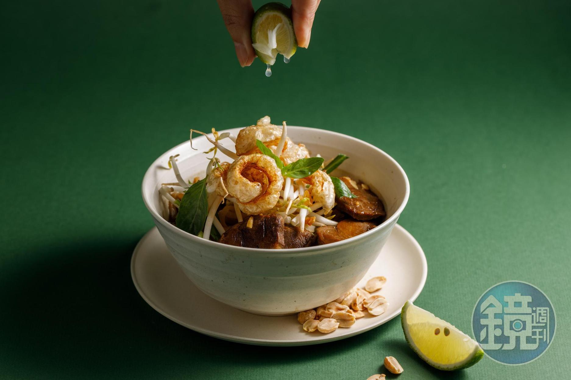 tuk tuk的「牛肉船麵」以軟嫩牛腱肉搭配炸豬皮,正宗泰式風味。(180元/份)