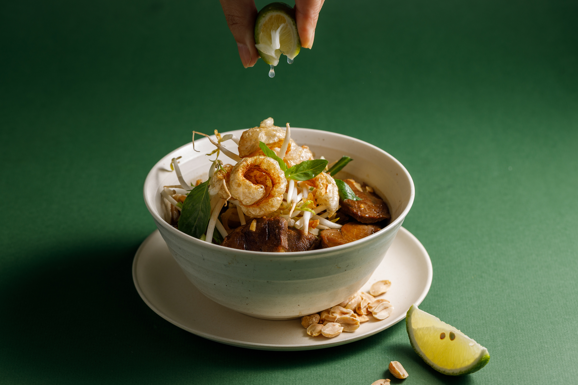 tuk tuk的「牛肉船麵」以軟嫩牛腱肉搭配炸豬皮，正宗泰式風味。（180元／份）