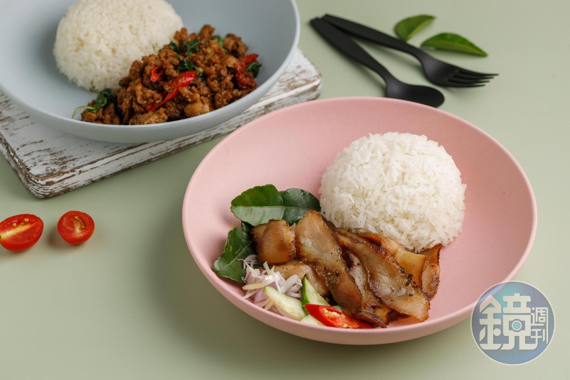 tuk tuk以直火逼出脂香的「炭烤松阪豬飯」與新鮮打拋葉拌炒的「打拋豬肉飯」也是大眾喜愛的口味。(前,228元/份、後,198元/份)