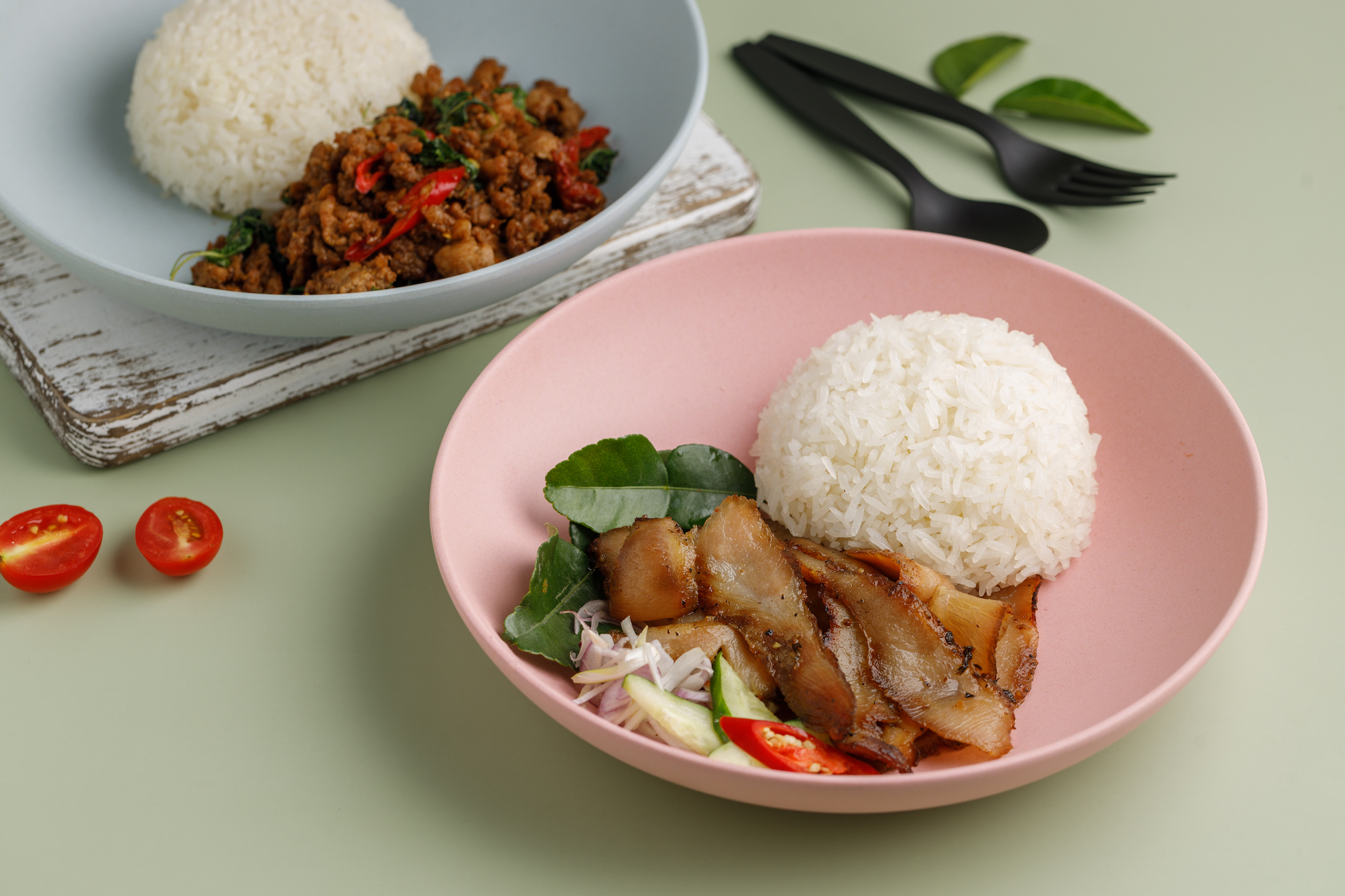 tuk tuk以直火逼出脂香的「炭烤松阪豬飯」與新鮮打拋葉拌炒的「打拋豬肉飯」也是大眾喜愛的口味。（前，228元／份、後，198元／份）