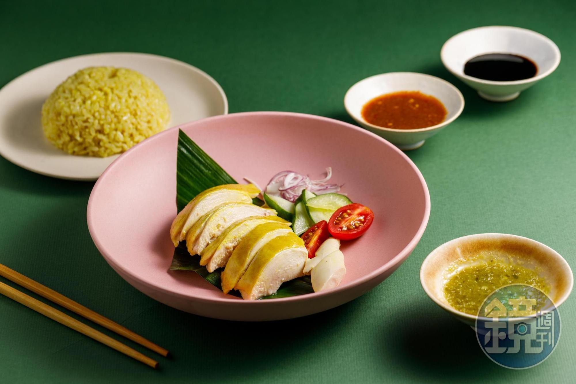雞王「海南雞飯」雞肉嫩滑,配上雞高湯悶煮的飯與三種醬料。(198元/份)