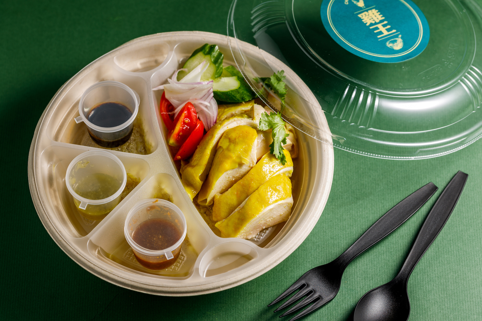 雞王「海南雞飯」便當包裝與餐具質感精美。（198元／份）