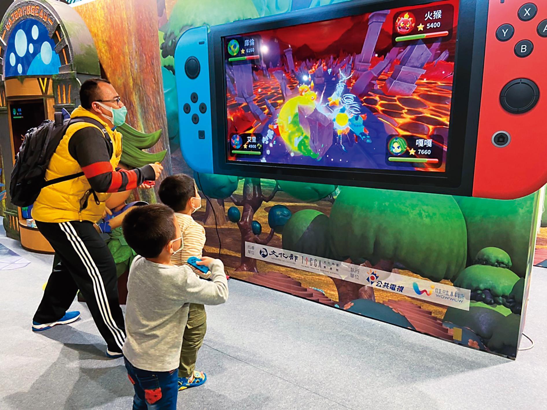 遊戲結合Switch主機的體感操作功能,採用跑酷玩法,去年12月台北資訊月活動吸引許多家長與小孩一同遊玩。(哇哇科技提供)