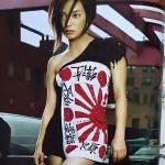 趙薇2001年身穿影射日本國旗服裝,鬧出「軍旗裝」事件。(翻攝自微博)