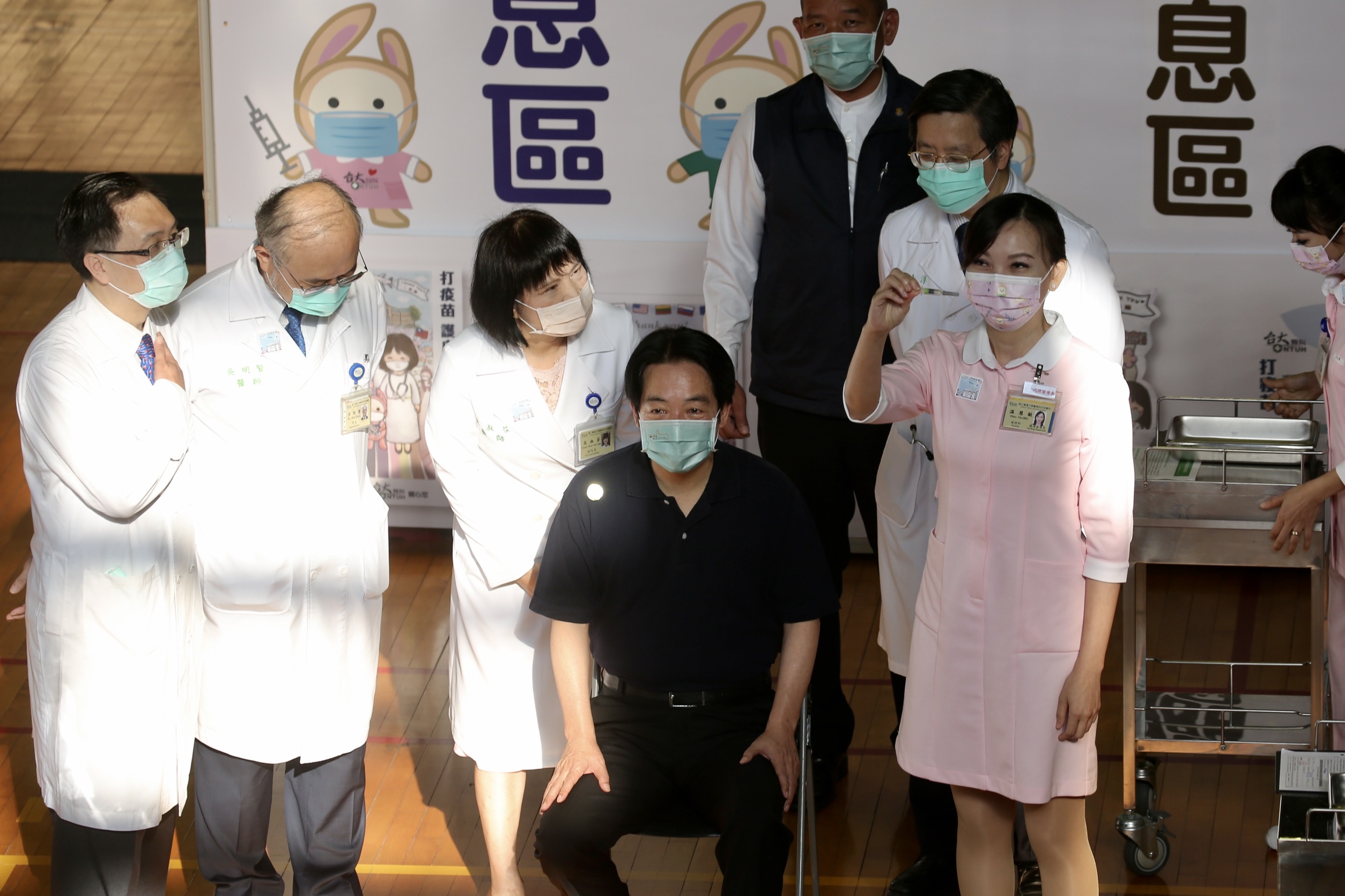 今天協助賴清德施打疫苗的護理師，即為站在右側的台大護理部代理督導長溫慧敏（右）。