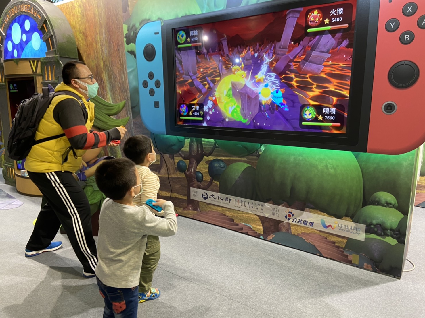 遊戲結合Switch主機的體感操作功能，採用跑酷玩法，去年12月台北資訊月活動吸引許多家長與小孩一同遊玩。（哇哇科技提供）