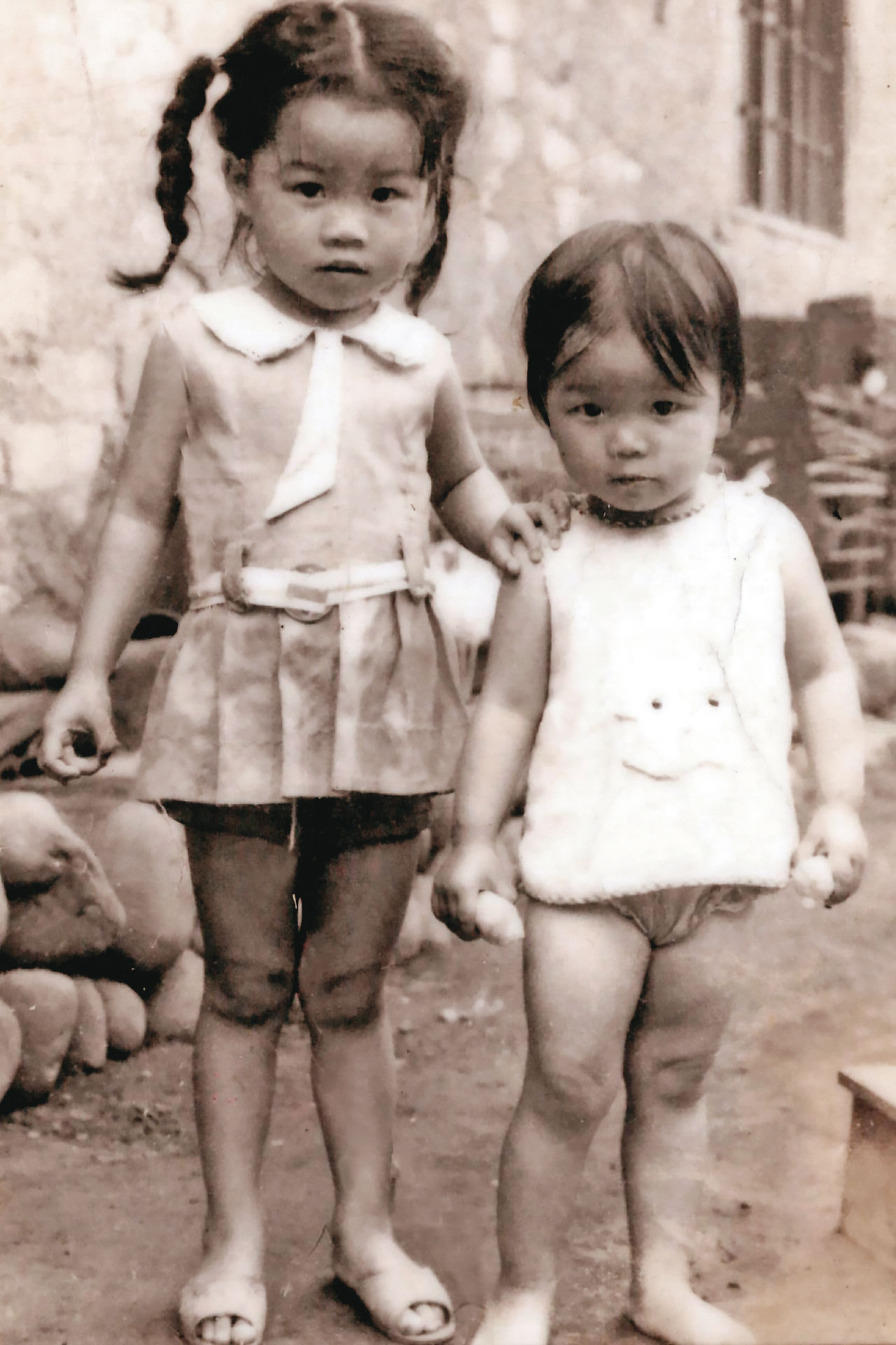 詹雅雯（左）出身勞工家庭，三姊弟都要打工貼補家用。圖為年幼的詹雅雯與妹妹詹雅云（右）。（詹雅雯提供）