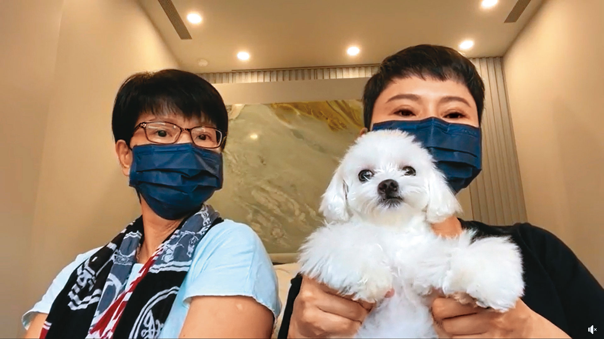 疫情間，詹雅雯（右）和妹妹（左）一起開直播，若身體允許，她每天下午唱歌給粉絲聽。（翻攝詹雅雯臉書粉絲專頁）