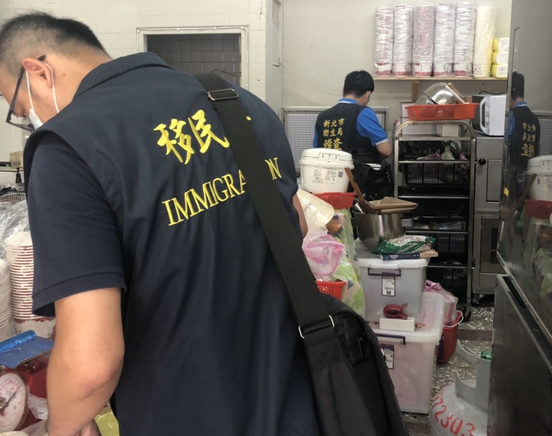 移民署基隆專勤隊在瑞芳查扣來自雲林的不明肉製品。（移民署提供）