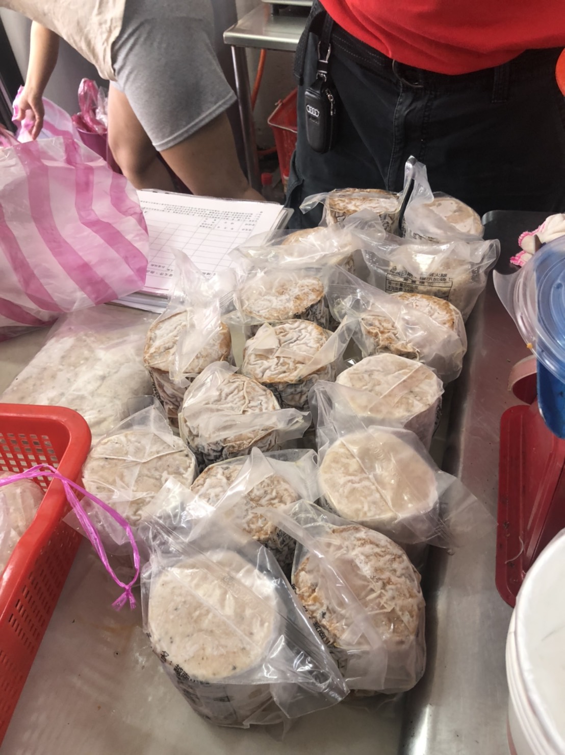這些越南火腿、香腸等肉製品，總計有11.88公斤，目前已經送驗檢疫。（移民署提供）
