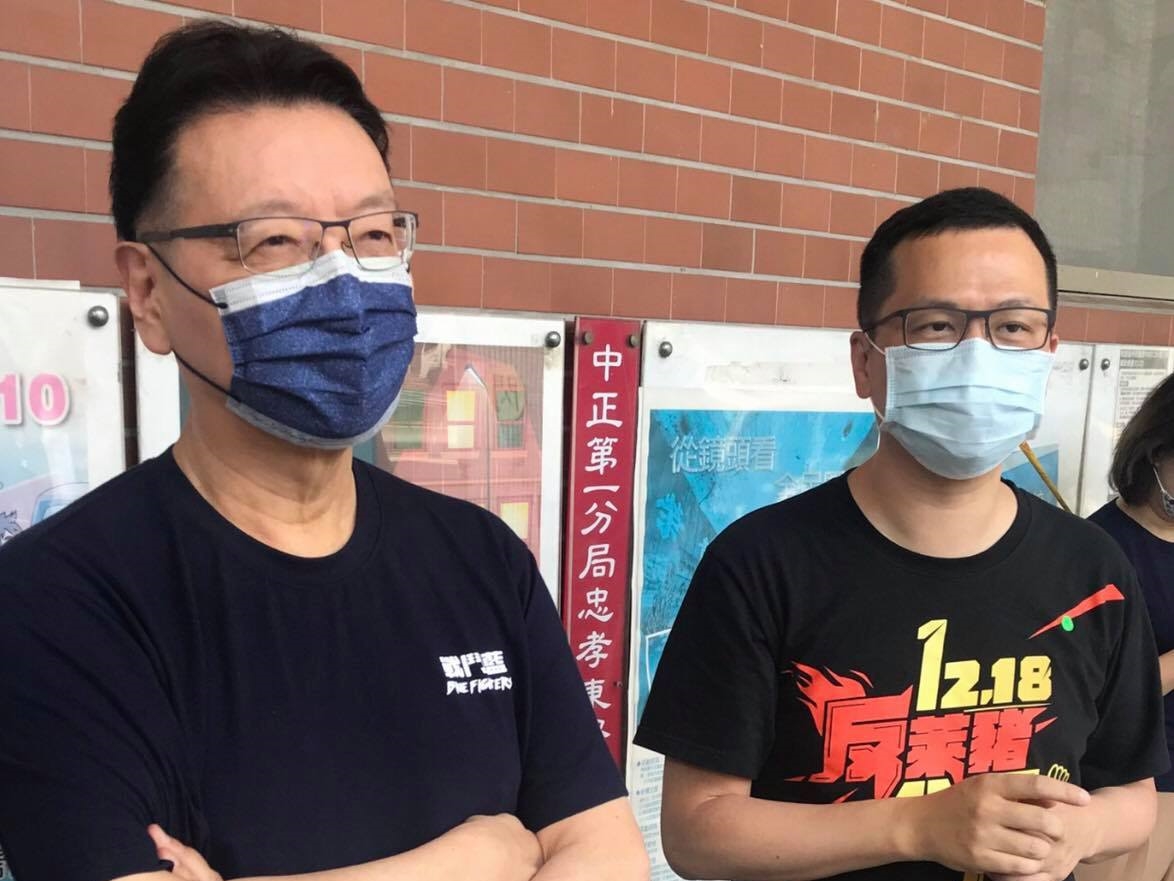羅智強(右)今在趙少康(左)的陪同下,前往警局針對自己被稱為「防疫破口」 一事自首。(翻攝自羅智強臉書)