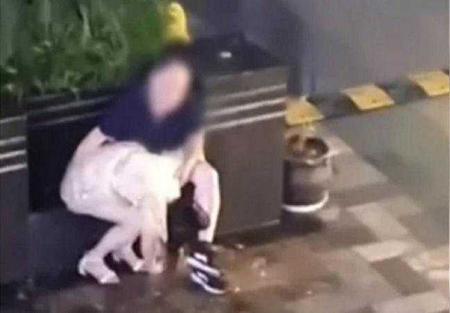 一名正妹疑似喝到爛醉，慘被變態大叔撿屍。（翻攝自微博）